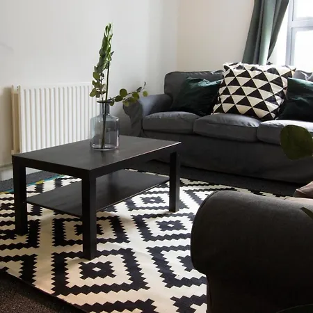 Modern And Spacious 4 Bedroom House In Connelly Station *