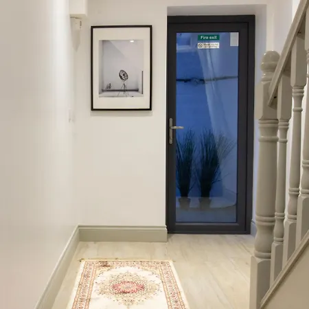 Modern And Spacious 4 Bedroom House In Connelly Station *