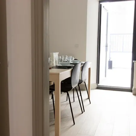 Διαμέρισμα Modern And Spacious 4 Bedroom House In Connelly Station