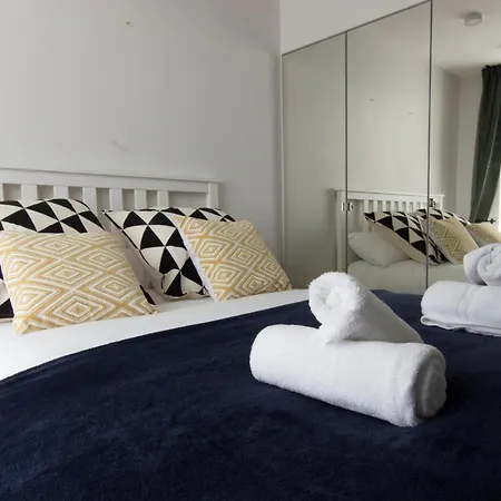 Modern And Spacious 4 Bedroom House In Connelly Station Apartment *