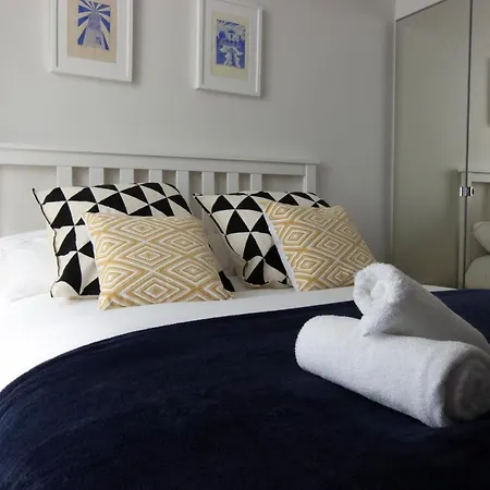 Modern And Spacious 4 Bedroom House In Connelly Station *