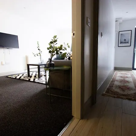 Modern And Spacious 4 Bedroom House In Connelly Station Apartment *