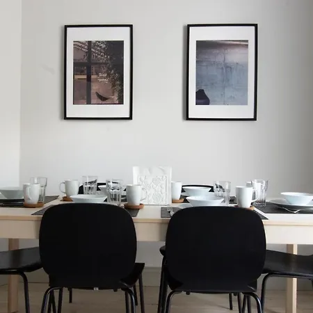 Modern And Spacious 4 Bedroom House In Connelly Station Apartment