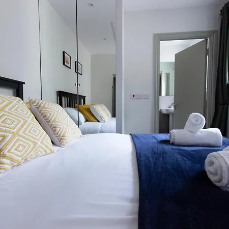 Modern And Spacious 4 Bedroom House In Connelly Station Apartment